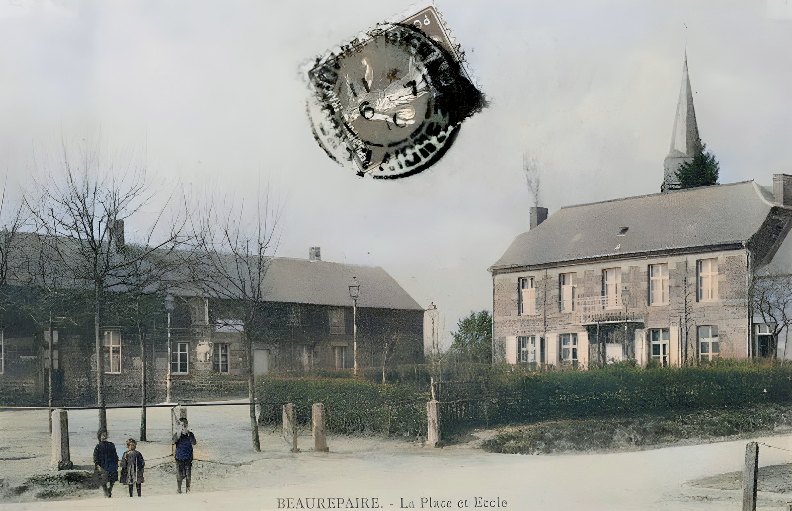 Beaurepaire sur Sambre, la place et le mairie sur une carte postale.