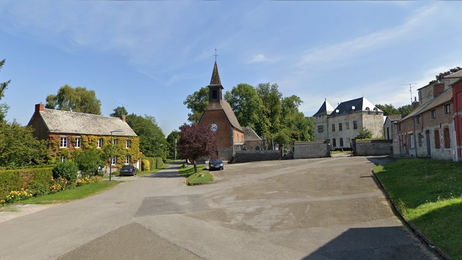 La place de Beaurieux, l'église, le château