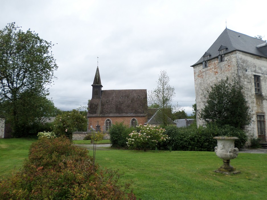 L'église de Beaurieux vue du parc du château.