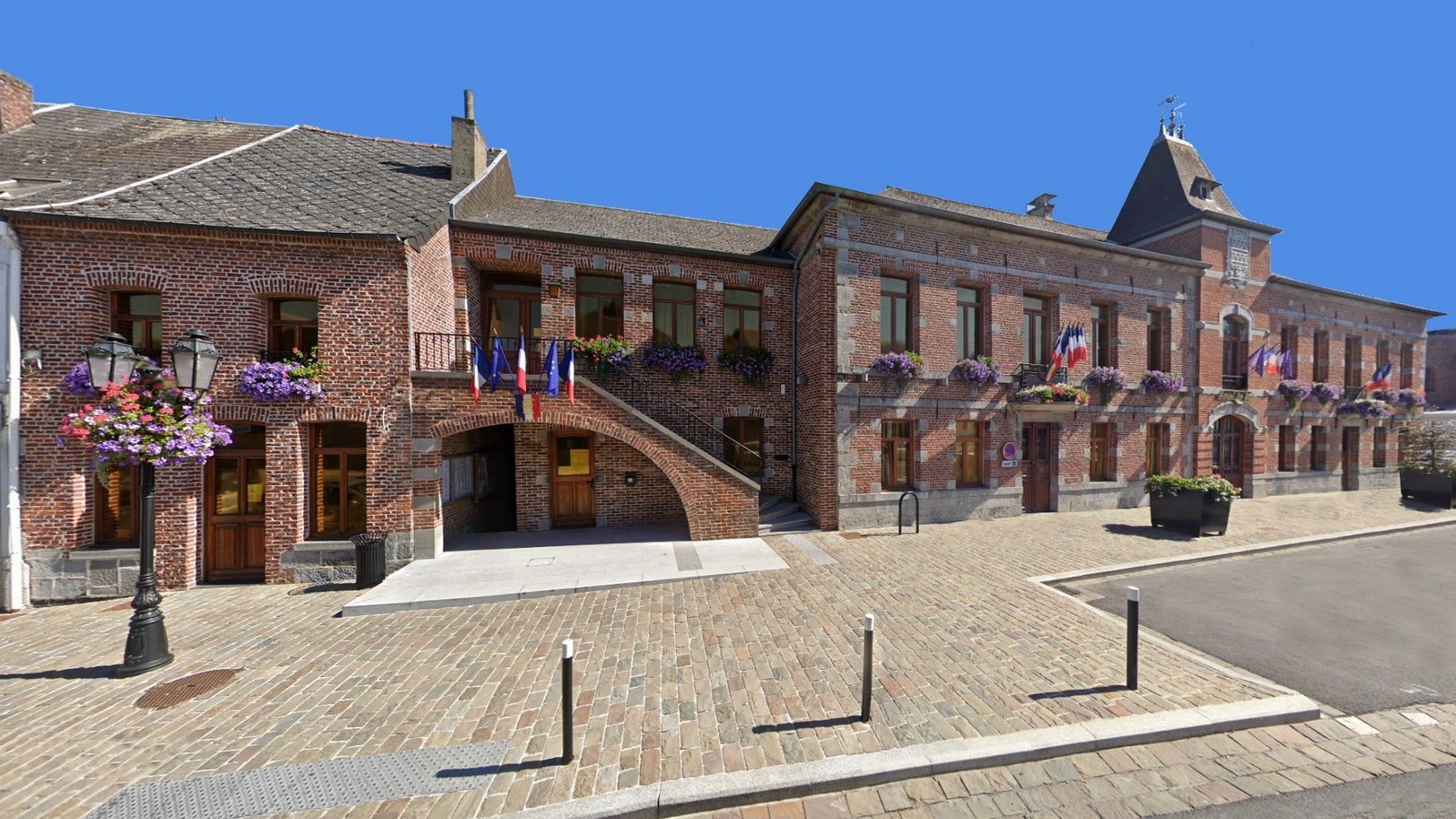 Berlaimont, la mairie en brique et pierre bleue