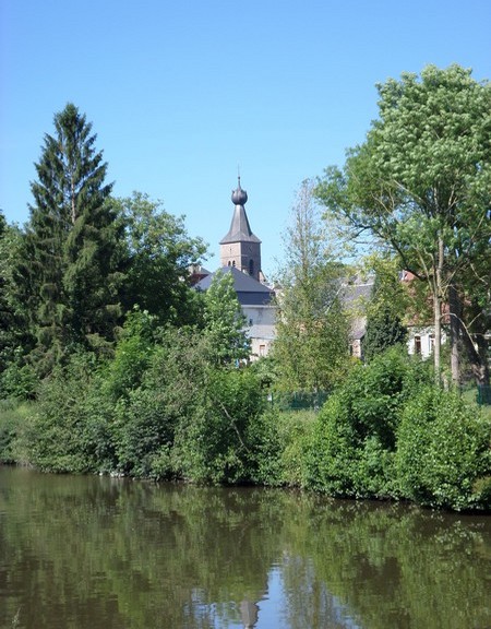 Le clocher de l'église de Berlaimont vu du chemin de halage