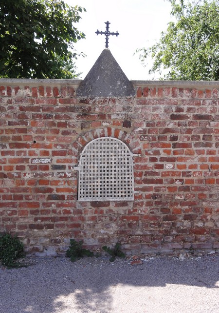 chapelle dans un mur, place de Bermeries.
