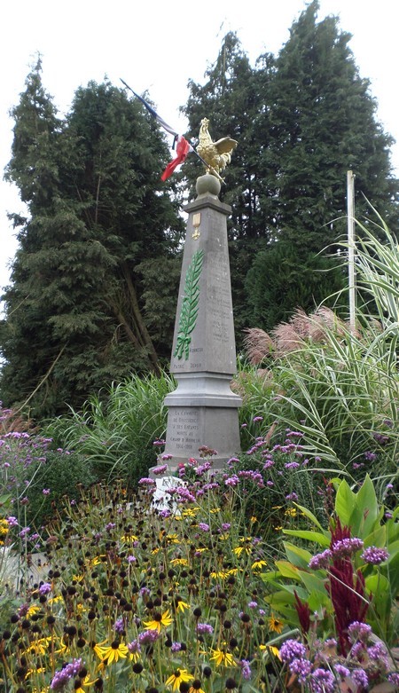 Monument aux morts à Boussières sur Sambre