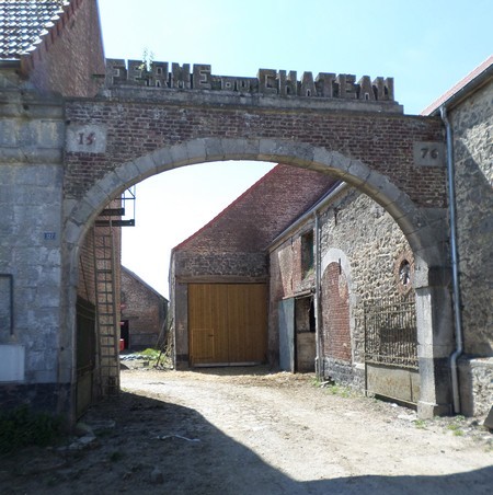 Cerfontaine, Porche de la ferme du château.