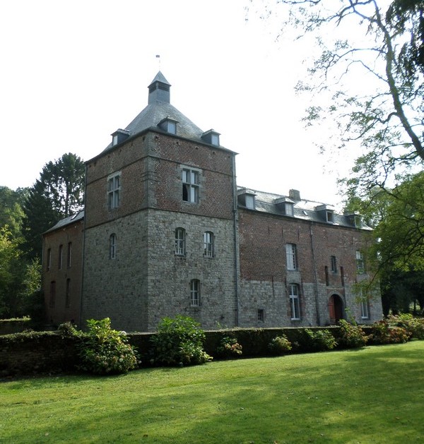 La tour primitive en grès du Château d'Audignies.