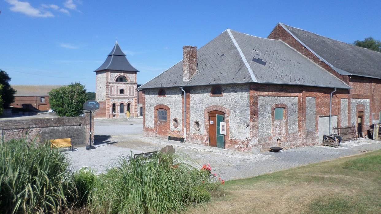 Château d'Ecuélin, Vue sur les dépendances et le pigeonnier.