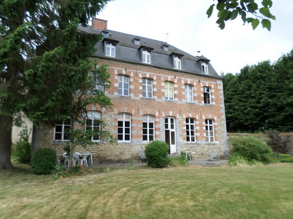 Le Château Maillard à Eppe Sauvage, Le logis vu du parc