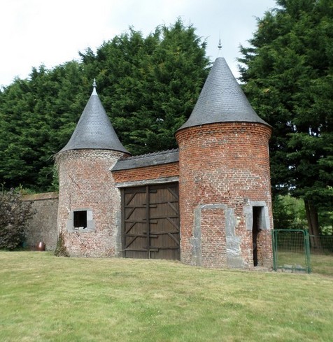 Le Château Maillard à Eppe Sauvage, les tours coté jardin