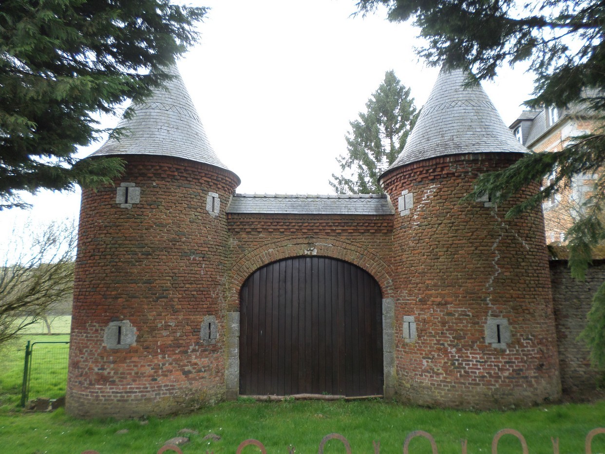 Le Château Maillard à Eppe Sauvage, les tours.