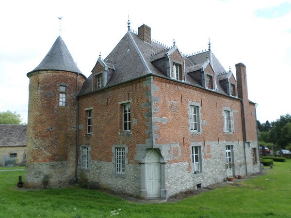 Le Château Voyaux à Eppe Sauvage