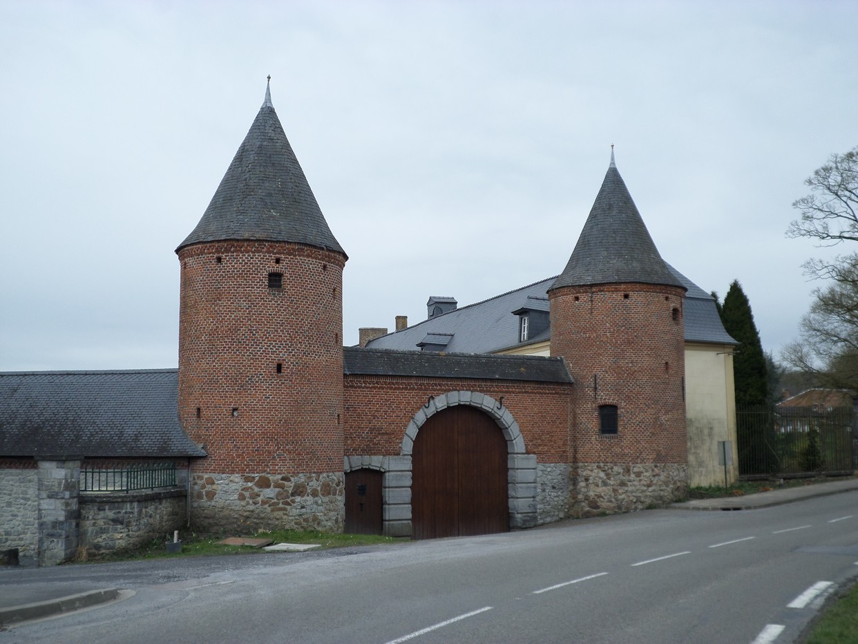 Les tours de La ferme - château du Pont de Sains à Féron