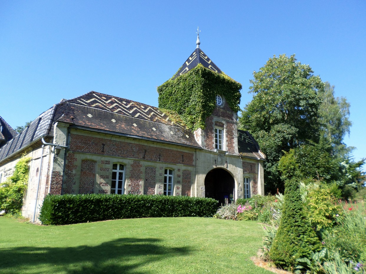 Le porche pigeonnier du Château d'en Haut à Jenlain.