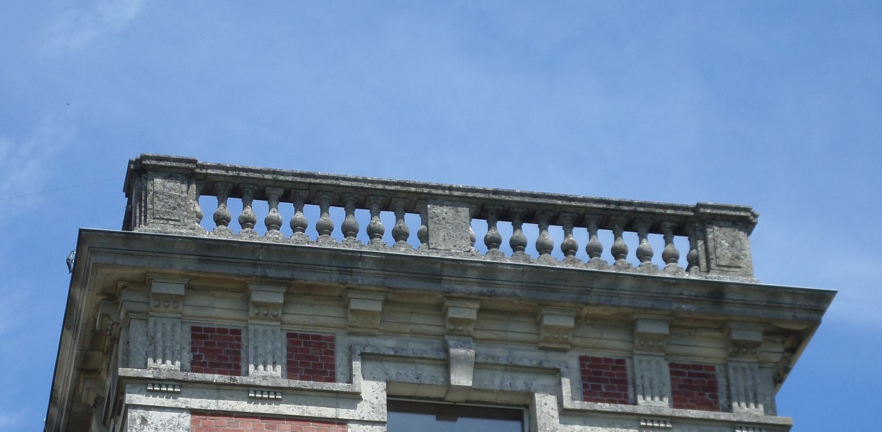 Balustrade de la terrasse du château de Mecquignies.
