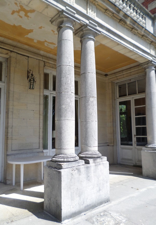 Les colonnes du château de Mecquignies.