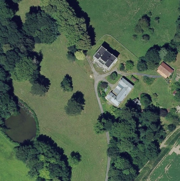 Le château de Mecquignies en vue satellite.