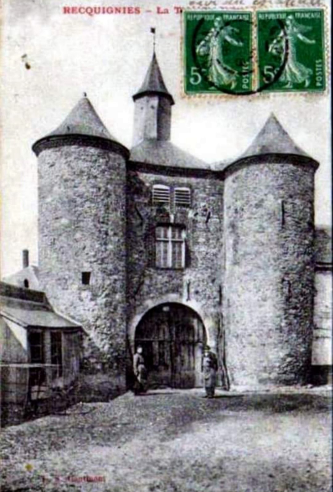 Le Château de la Carnière à Recquignies, lorsque le châtelet avait encore ses deux tours.