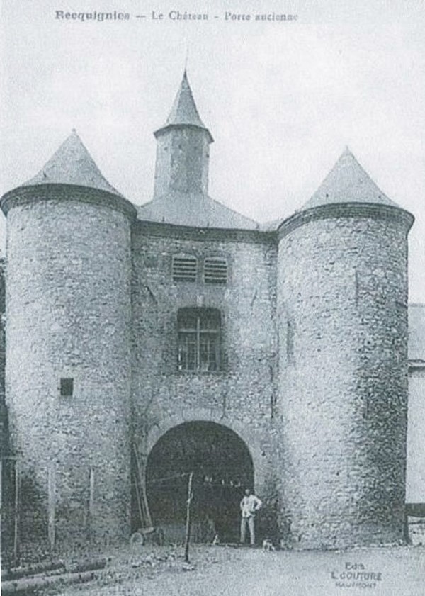 Le Château de la Carnière à Recquignies, lorsque le châtelet avait encore ses deux tours.