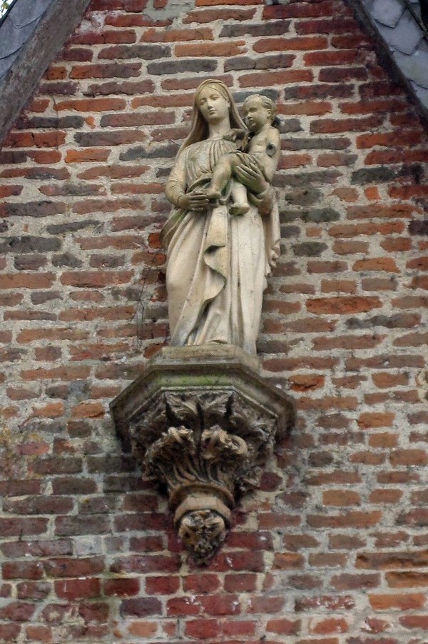 Le Château de Rametz à Saint Waast la Vallée, statue de la Vierge.