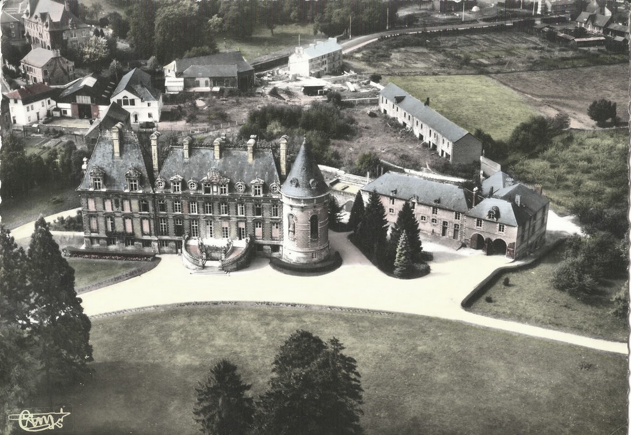 Vue aérienne du château de trélon.