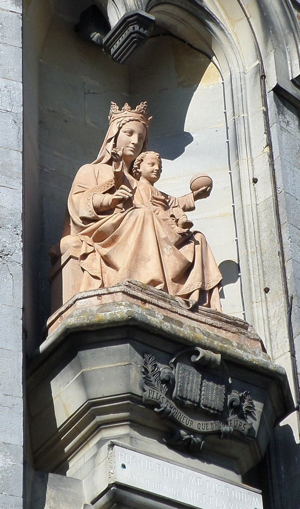 Statue de la Vierge en terre cuite au château de Trélon. 