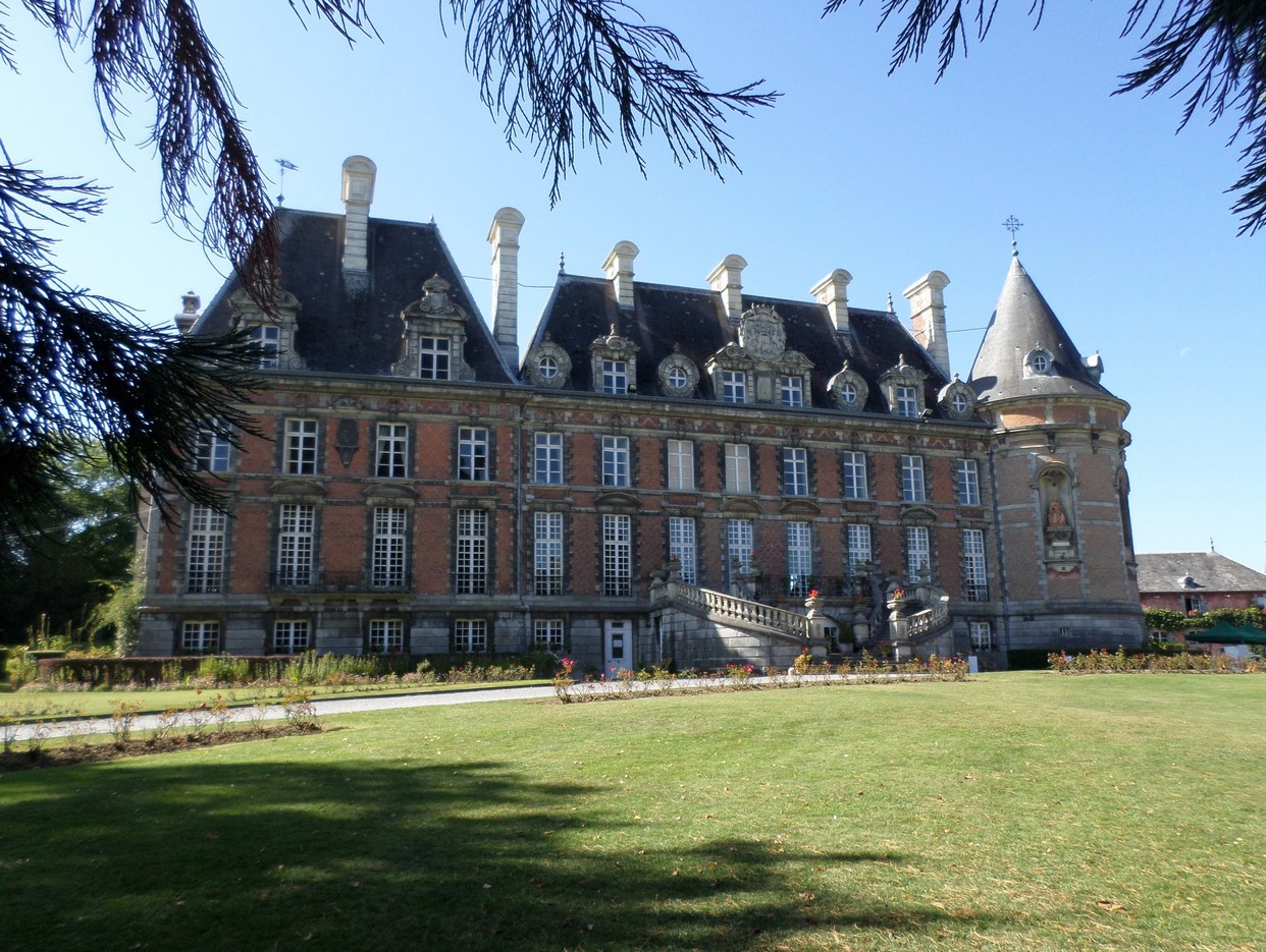 Façade principale du château de Mérode à Trélon.