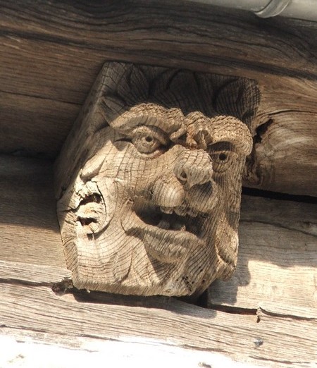 Tête de lion à l'extérieur de l'église de Damousies