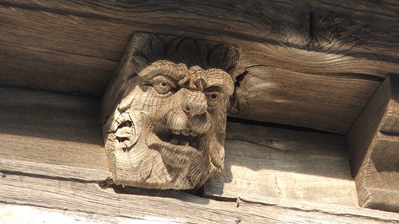 Photos de l'Avesnois, Sculpture en forme de tête de lion, église de Damousies, village de l'Avesnois