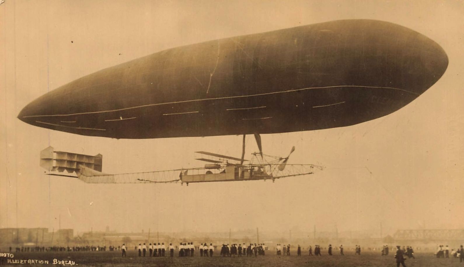 Le dirigeable à Maubeuge 