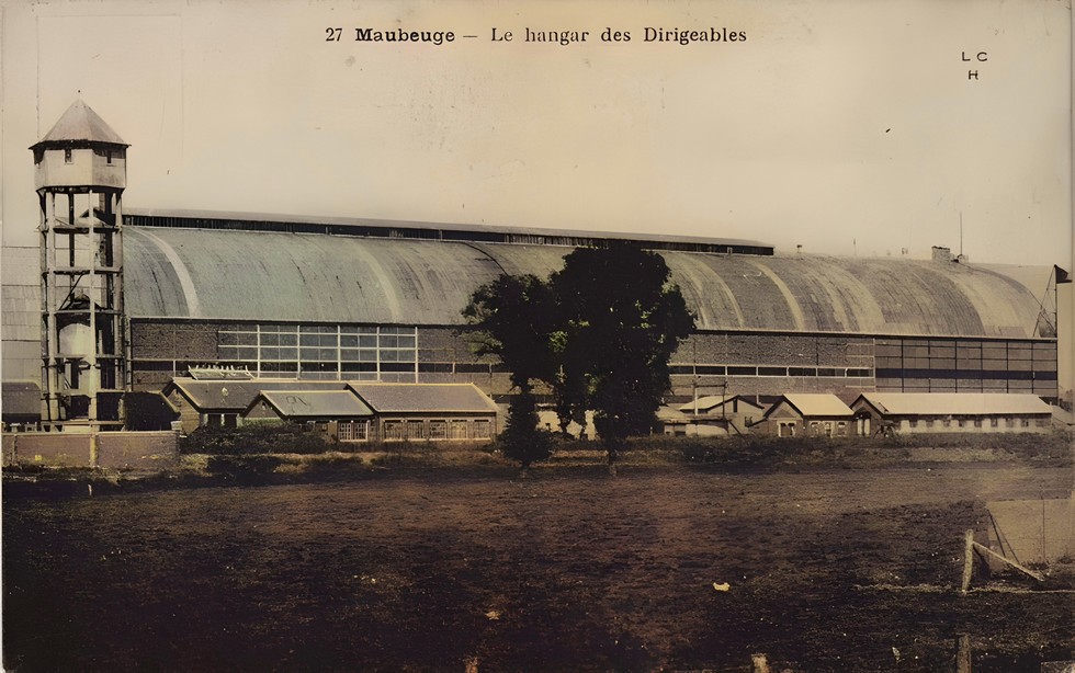 Le dirigeable à Maubeuge le long de la Sambre. 