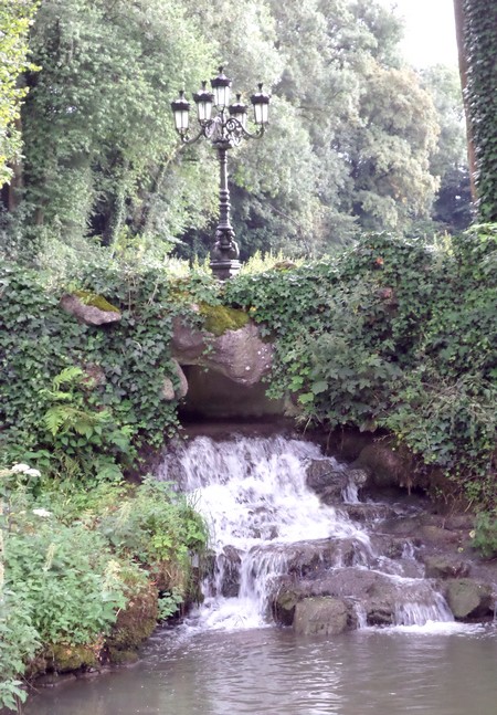 La cascade du plan d'eau au château de Dourlers.