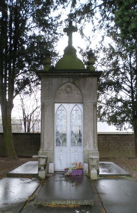 Chapelle funéraire à Ecuélin.