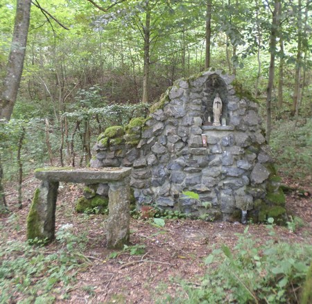 Grotte dédiée à la Vierge à Eppe-Sauvage.