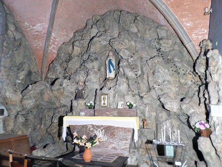 Grotte de Lourdes dans l'église d'Eppe Sauvage
