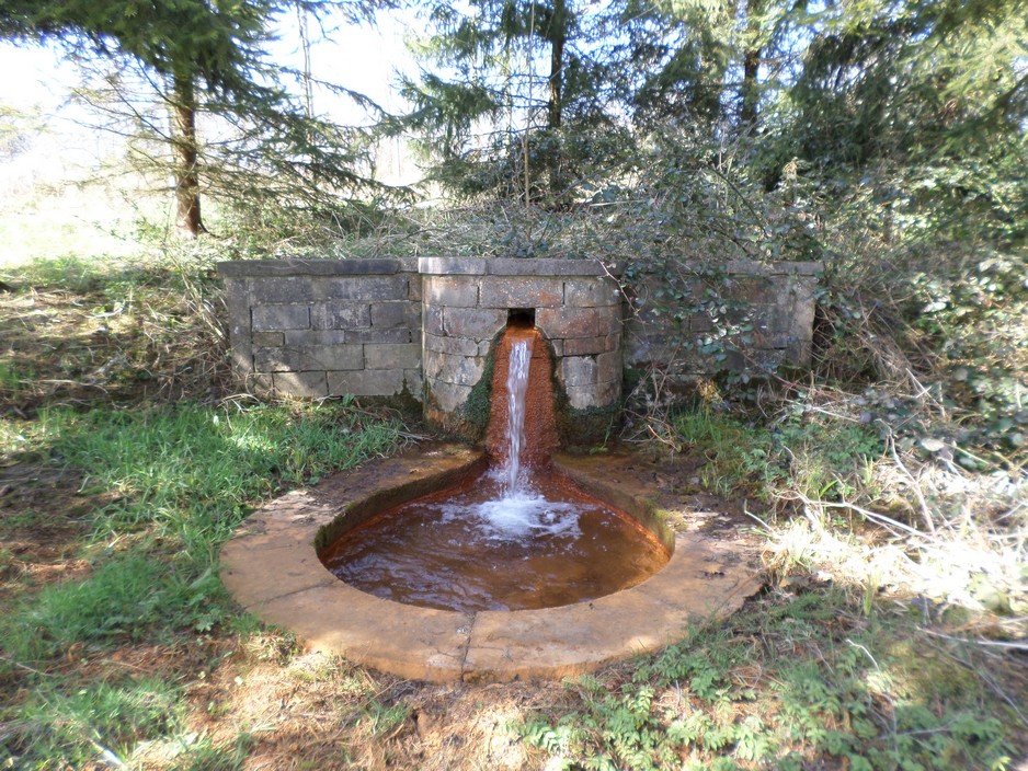 Fontaine rouge à Féron.
