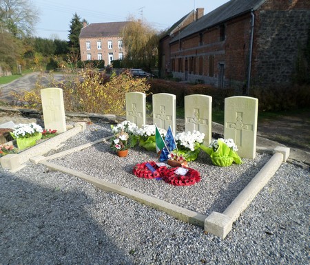 Cinq soldats irlandais, tombés le 8 novembre 1918, reposent dans le petit cimetière de Floursies