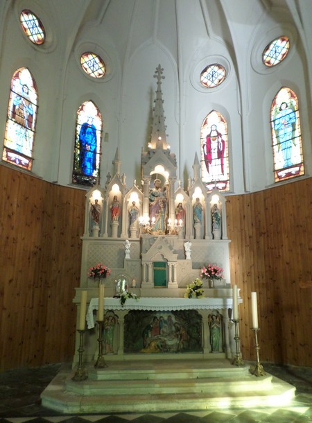 L'église St.Joseph à Carnoy, le choeur.