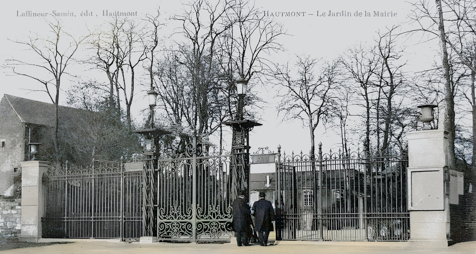 Hautmont: l'ancienne mairie, la grille du parc