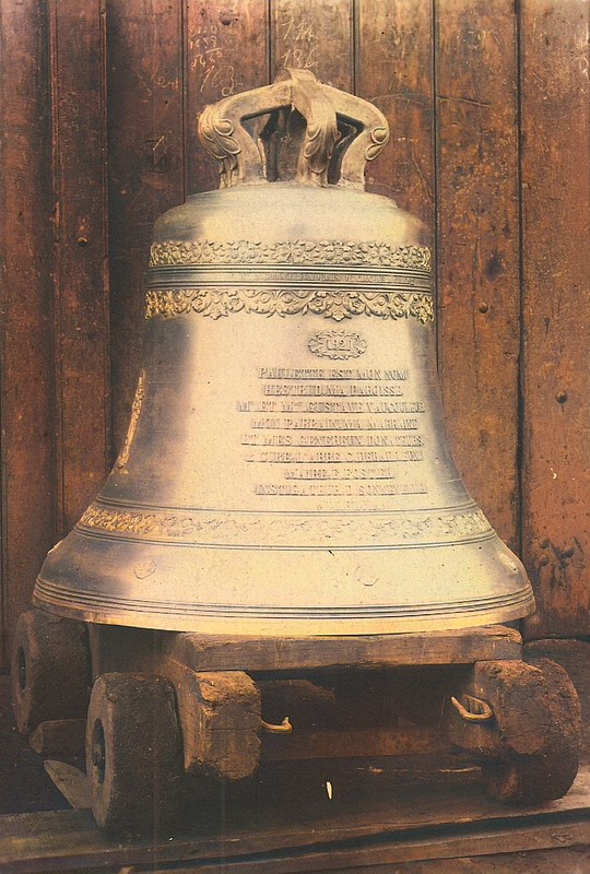 Eglise d'Hestrud, vitrail