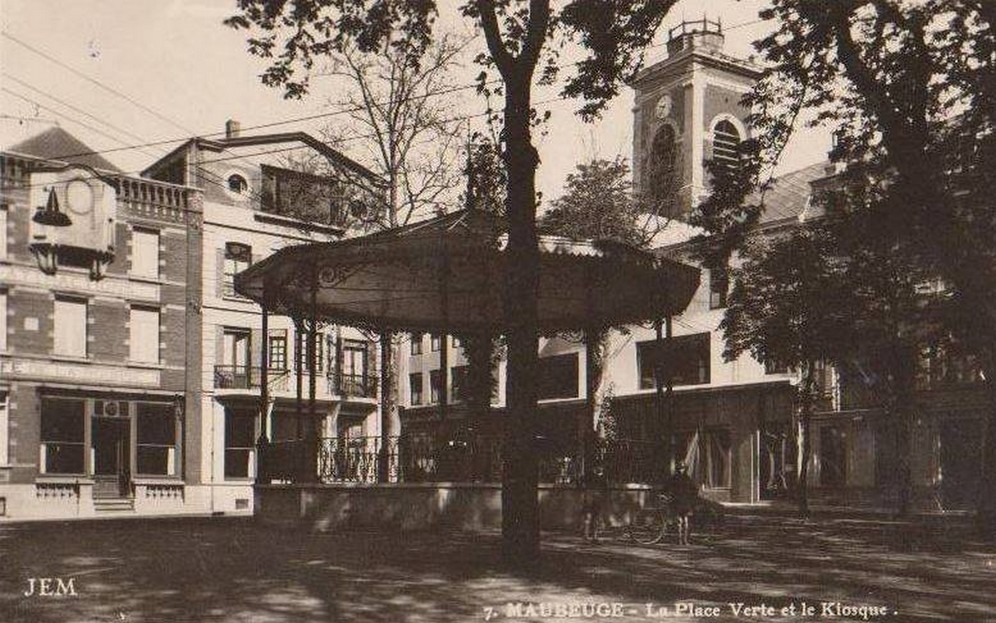 Le kiosque de Maubeuge sur une carte postale ancienne