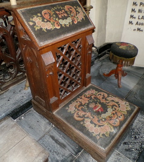 Chapelle de l'hôpital à Le Quesnoy, prie-dieu