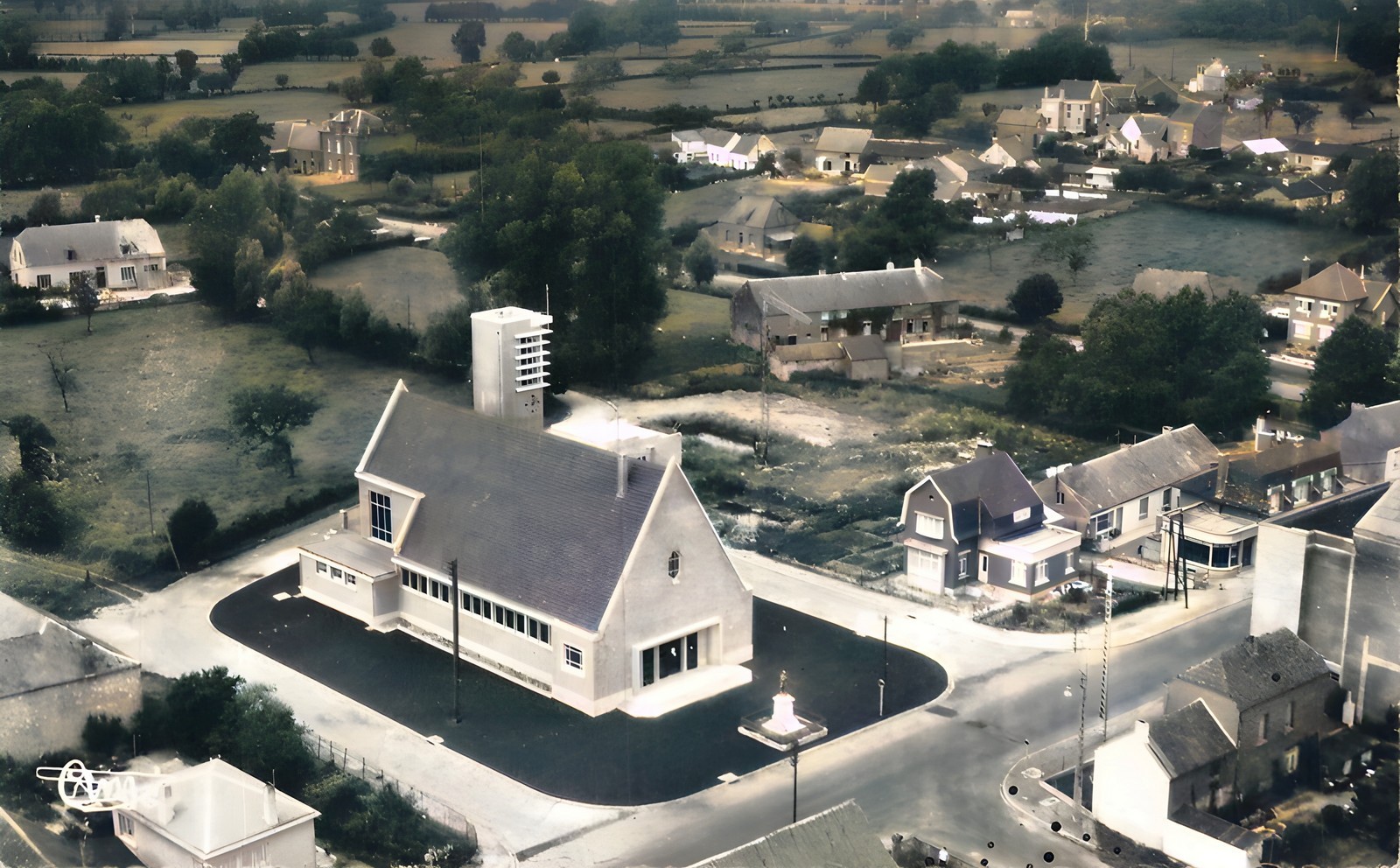 Eglise paroissiale sur une vue aérienne à Leval