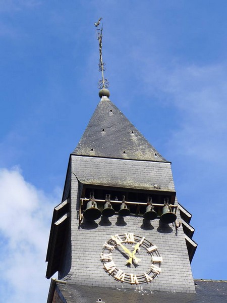 L'église de Liessies, le clocher et son carillon extérieur.