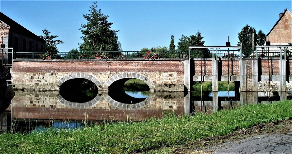 Le Moulin de Liessies sur l'Helpe Majeure : Ancien moulin à eau datant du XVIIe siècle .