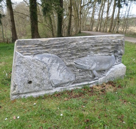 Sculpture en pierre bleue dans le parc de l'abbaye de Liessies