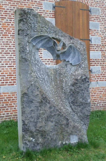 Sculpture en pierre bleue dans le parc de l'abbaye de Liessies. 