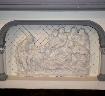 Eglise de Locquignol, Bas relief de l'autel.