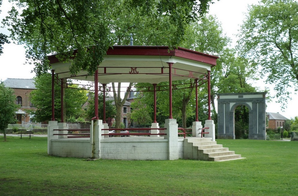 Le kiosque et l'Arc de Triomphe de Maroilles