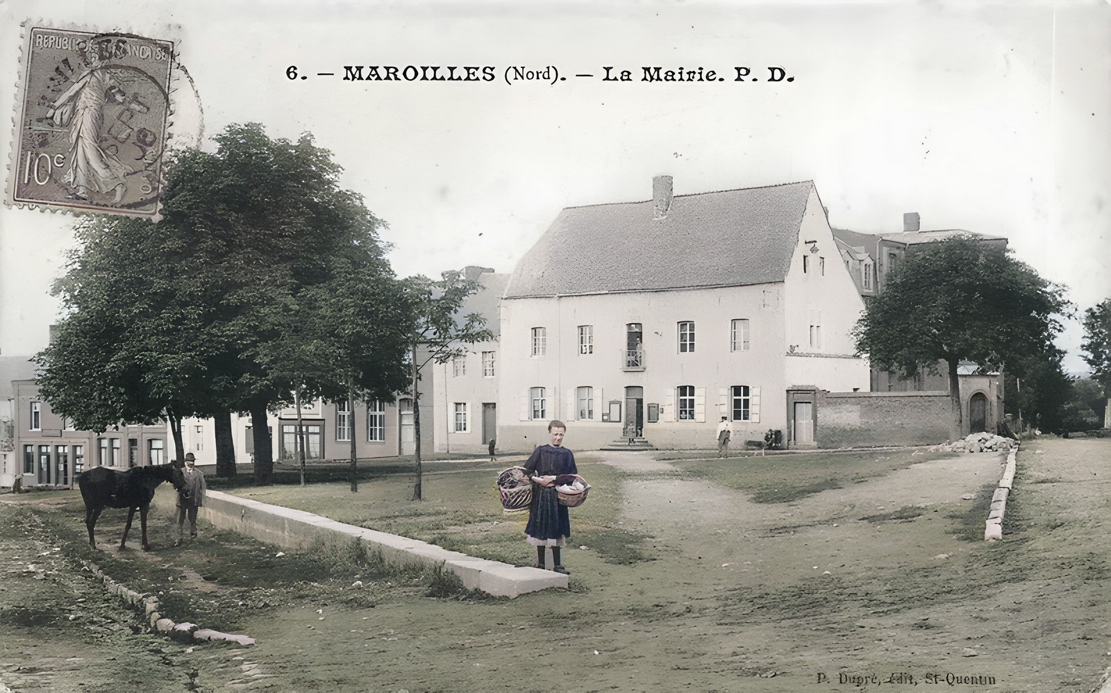 Carte postale de la place de la mairie à  Maroilles