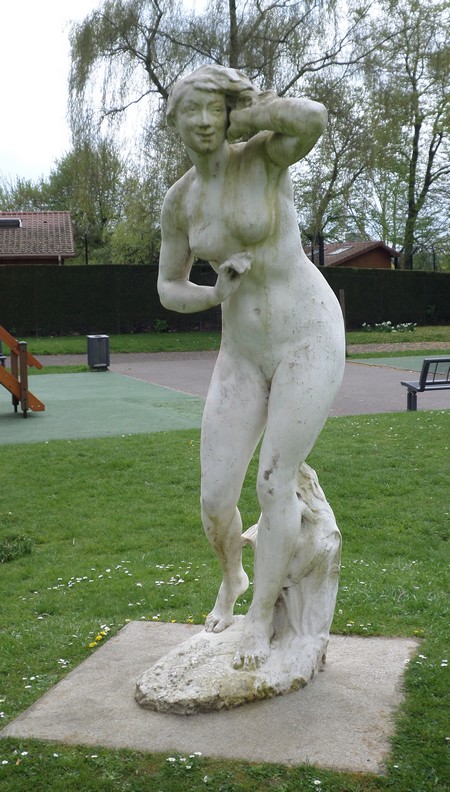 L'Echo enchanteur (entre 1891 et 1894) statue en marbre de Jean Alexandre Pézieux depuis 1965 au parc la Roseraie à Maubeuge.