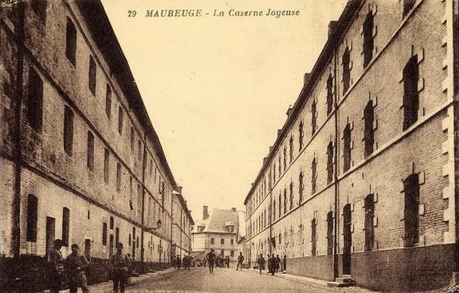 Cartes postales de Maubeuge, L'Esplanade et les Casernes Joyeuse.